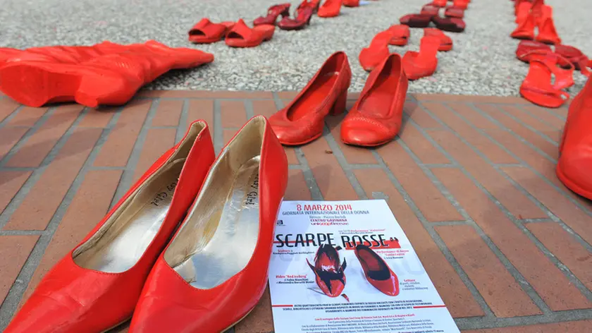 8/3/2014 Firenze 8 marzo festa della donna Installazione di oltre quattrocento paia di scarpe rosse che forma il numero 134 corrispondente alle donne uccise in Italia nel 2013.