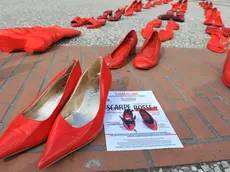 8/3/2014 Firenze 8 marzo festa della donna Installazione di oltre quattrocento paia di scarpe rosse che forma il numero 134 corrispondente alle donne uccise in Italia nel 2013.