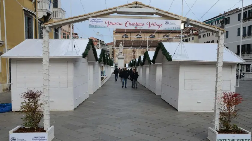 Interpress/M.Tagliapietra Venezia 01.12.2017.- Casette natalizie in campo Santo Stefano.