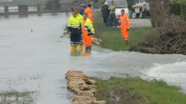 In alto l’esondazione di un canale in via Pirandello a San Stino A destra la statale 14 chiusa in entrata ieri mattina a Portogruaro
