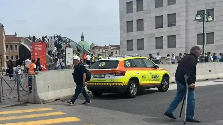 L'uomo è stato colpito da un malore ai piedi del ponte di Calatrava