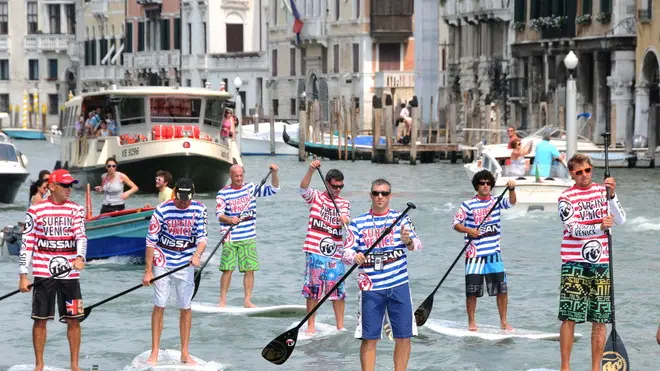 Agostini Interpress Venezia, 27.06.2010.- "Surfing Venice".- In Canal Grande con surf e pagaia,.