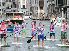 Agostini Interpress Venezia, 27.06.2010.- "Surfing Venice".- In Canal Grande con surf e pagaia,.