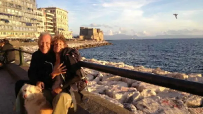 Roberta Clarien e Davide De Ferrariis con il cagnolino Nino