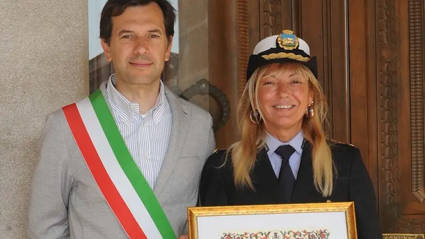 SAN DONA' DI P. - DINO TOMMASELLA -COLUCCI - IL SINDACO CERESER CONSEGNA UN RICONOSCIMENTO AL CORPO DELLA POLIZIA LOCALE "PER L'ASSIDUO E RESPONSABILE IMPEGNO SVOLTO A FAVORE DELLA CITTA'"