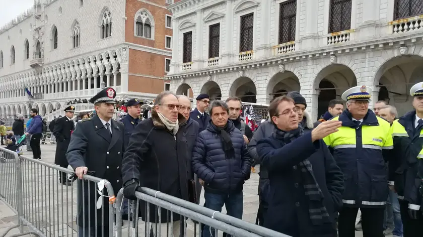 Il sopralluogo del prefetto Boffi con le forze dell'ordine domenica pomeriggio (foto Interpress)