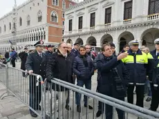 Il sopralluogo del prefetto Boffi con le forze dell'ordine domenica pomeriggio (foto Interpress)