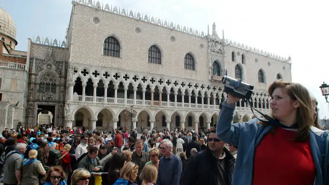 Turisti davanti a Palazzo Ducale a Venezia in una foto d'archivio. Andrea MEROLA/ANSA -CD