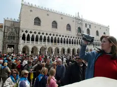 Turisti davanti a Palazzo Ducale a Venezia in una foto d'archivio. Andrea MEROLA/ANSA -CD