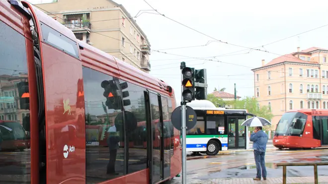 Tram bloccato in piazzale Cialdini a causa del temporale