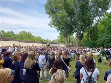 Le centinaia di persone che hanno partecipato al funerale