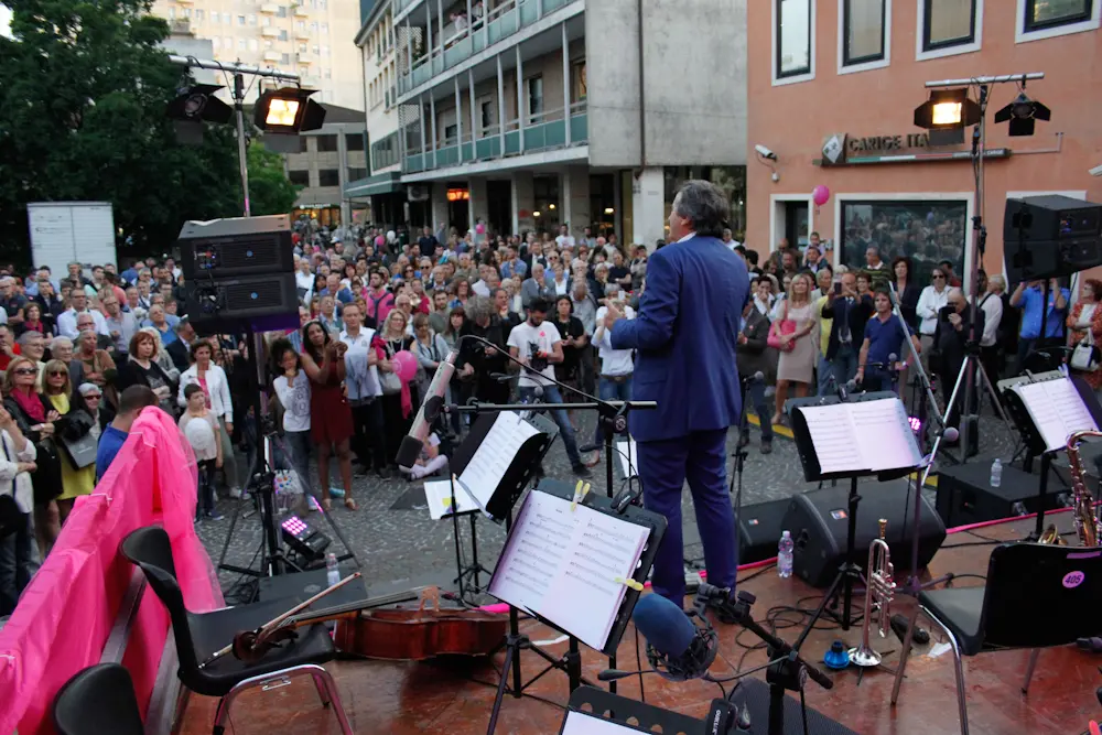 Generazione fucsia: Orchestra Ritmico Sinfonica Italiana in Calle del Sale Mestre con il candidato sindaco Luigi Brugnaro