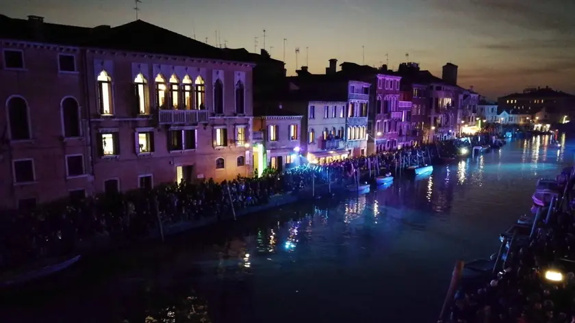 Rio di Cannaregio illuminato per la sfilata di apertura dle carnevale (foto Interpress)