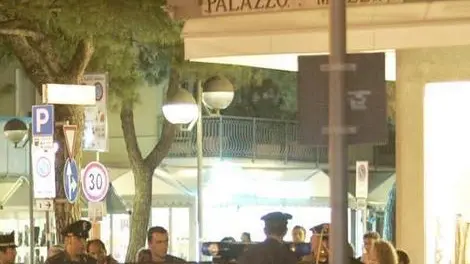 F.GAVAGNIN JESOLO PIAZZA MAZZINI ALLARME UNABOMBER ..ORE 11.30 CURIOSI E FORZE DELL'ORDINE