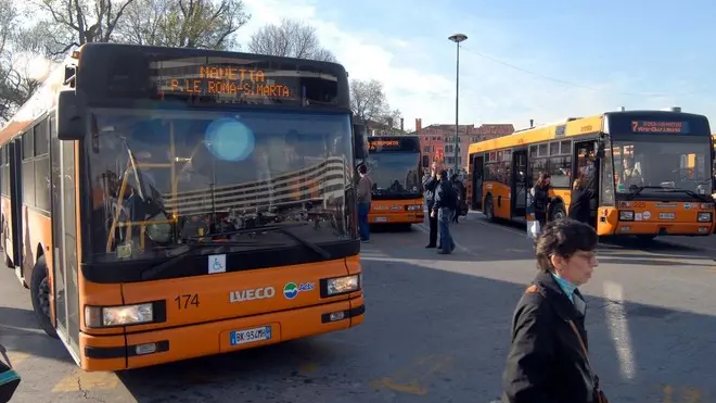 Venezia, 12.04.2006.- Con ordinanza C.P., chiuso il Canale della Scomenzera.- Approntato dall'ACTV un servizio navetta tra S.Marta e Piazzale Roma.- Nella foto la navetta a Piazzale Roma.- Interpress/Agostini