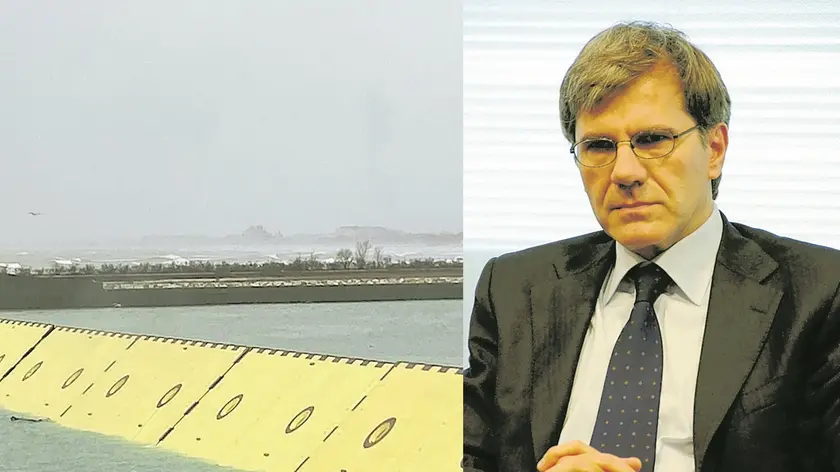 Le paratoie del Mose sollevate e il commissario del Consorzio Venezia Nuova, il commercialista Massimo Miani