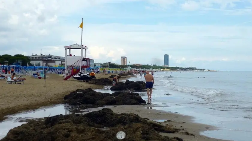 COLUCCI - DINO TOMMASELLA - JESOLO LIDO- LA SPIAGGIA IN ZONA PIAZZA TORINO DOPO LE FORTI PIOGGIE