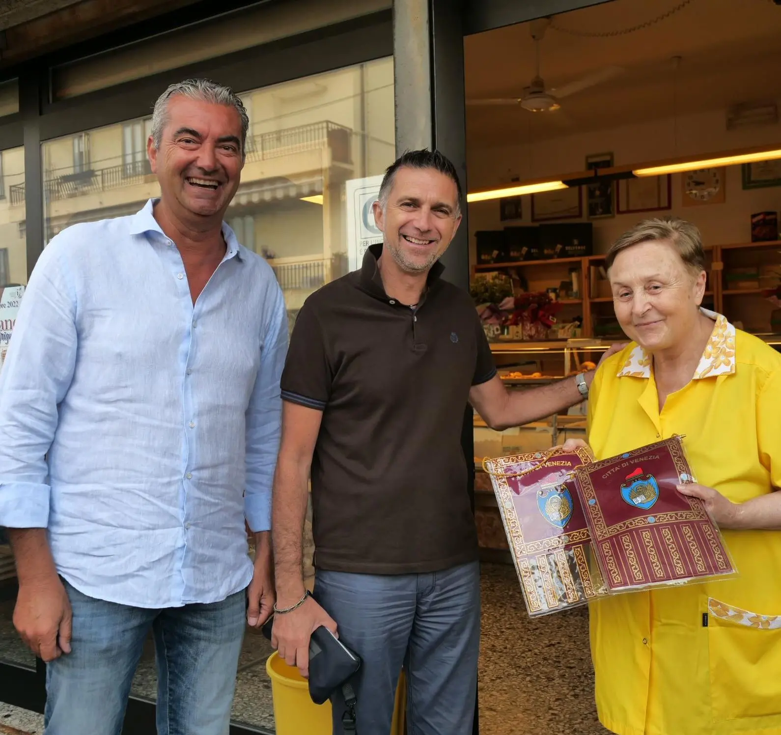 Una targa per Daniela, che chiude il panificio dopo 50 anni