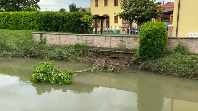 La riva crollata lungo il canale Fossetta a Meolo