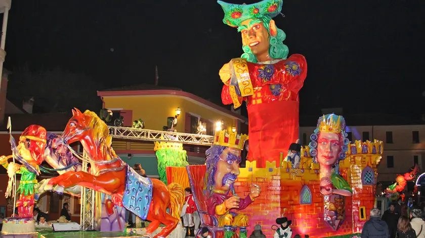 CAORLE - DINO TOMMASELLA - DE POLO - SFILATA NOTTURNA CARRI CARNEVALE 2015