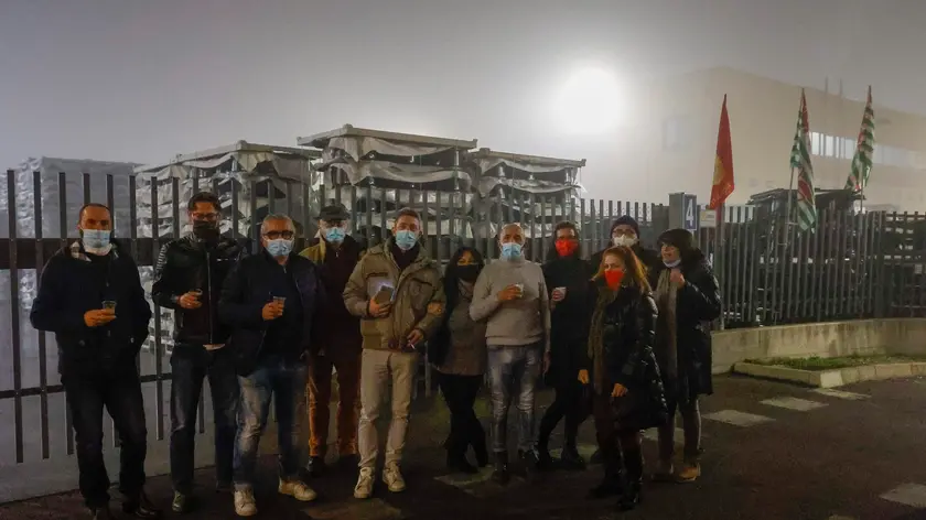 Il brindisi dei lavoratori a mezzanotte davanti ai cancelli della Speedline (foto Pòrcile)