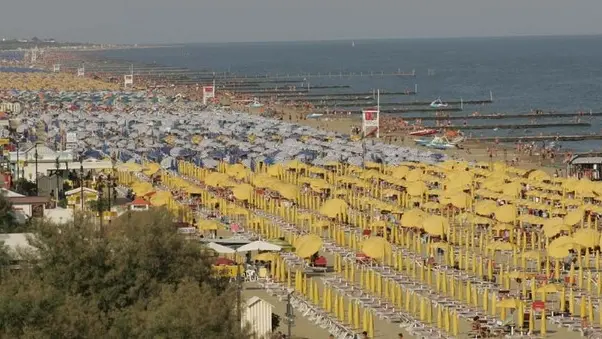 F.GAVAGNIN JESOLO SPIAGGIA OMBRELLONI IN PARTE CHIUSI STAGIONE A RILENTO