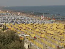 F.GAVAGNIN JESOLO SPIAGGIA OMBRELLONI IN PARTE CHIUSI STAGIONE A RILENTO