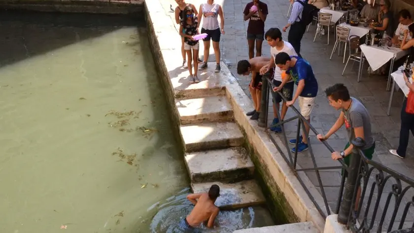 Interpress/Mazzega Scattolin Venezia, 10.06.2015.- Afa a Venezia, ragazzini fanno il bagno in canale (Del Megio)