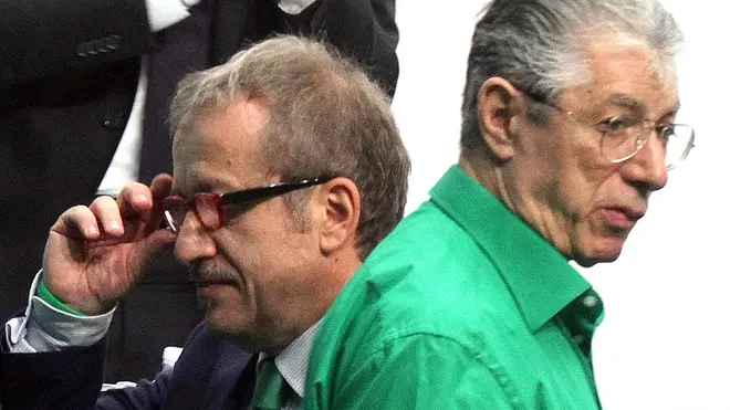 Roberto Maroni (sinistra) con Umberto Bossi in occasione della seconda giornata del congresso della Lega Nord in corso di svolgimento nel forum di Assago, Milano, in una foto del primo luglio 2012. ANSA / MATTEO BAZZI