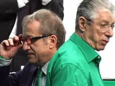 Roberto Maroni (sinistra) con Umberto Bossi in occasione della seconda giornata del congresso della Lega Nord in corso di svolgimento nel forum di Assago, Milano, in una foto del primo luglio 2012. ANSA / MATTEO BAZZI