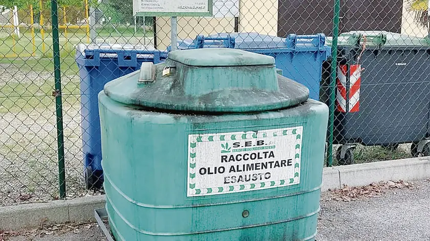 Uno dei contenitori di olio esausto svuotati a Mogliano