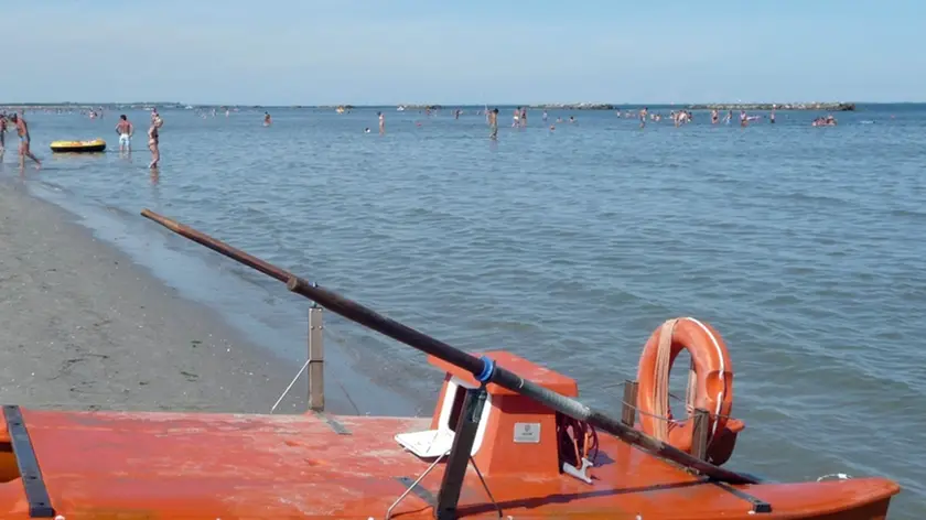 Un pattino del servizio di salvataggio sulla spiaggia di Lido delle Nazioni nella costa adriatica ferrarese, in una immagine di repertorio del luglio 2011. ANSA/MICHELE NUCCI