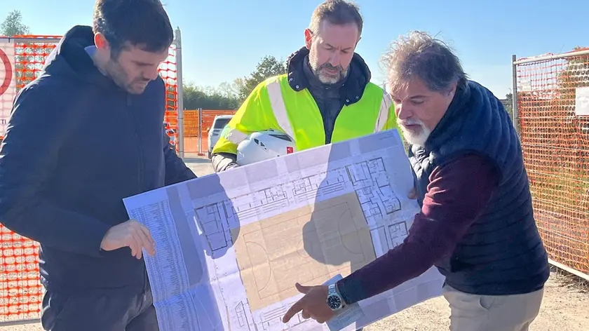 Il sopralluogo nel cantiere del palazzetto (foto Agenzia Pòrcile)