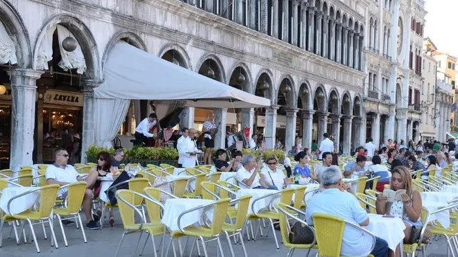 INTERPRESS/TAGLIAPIETRA. CAFFE' LAVENA IN PIAZZA SAN MARCO DI PROPRIETA' DELLA FAMIGLIA REY.