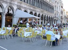 INTERPRESS/TAGLIAPIETRA. CAFFE' LAVENA IN PIAZZA SAN MARCO DI PROPRIETA' DELLA FAMIGLIA REY.