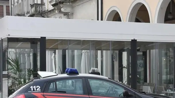 COLUCCI - DINO TOMMASELLA - SAN DONA' - L'AUTO DEI CARABINIERI ALL'ESTERNO DEL BAR "REAL CAFFE'" IN PIAZZA INDIPENDENZA