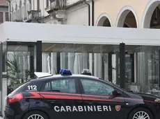 COLUCCI - DINO TOMMASELLA - SAN DONA' - L'AUTO DEI CARABINIERI ALL'ESTERNO DEL BAR "REAL CAFFE'" IN PIAZZA INDIPENDENZA