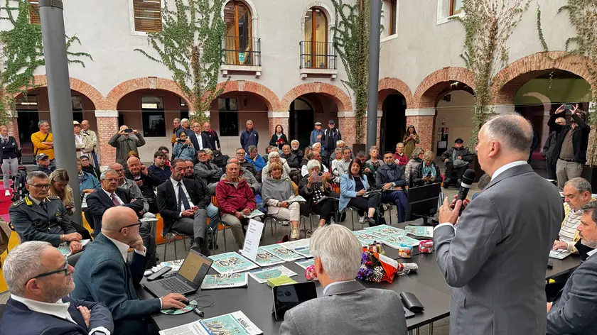 La riunione di redazione aperta ai lettori e alla città, nel chiostro di M9