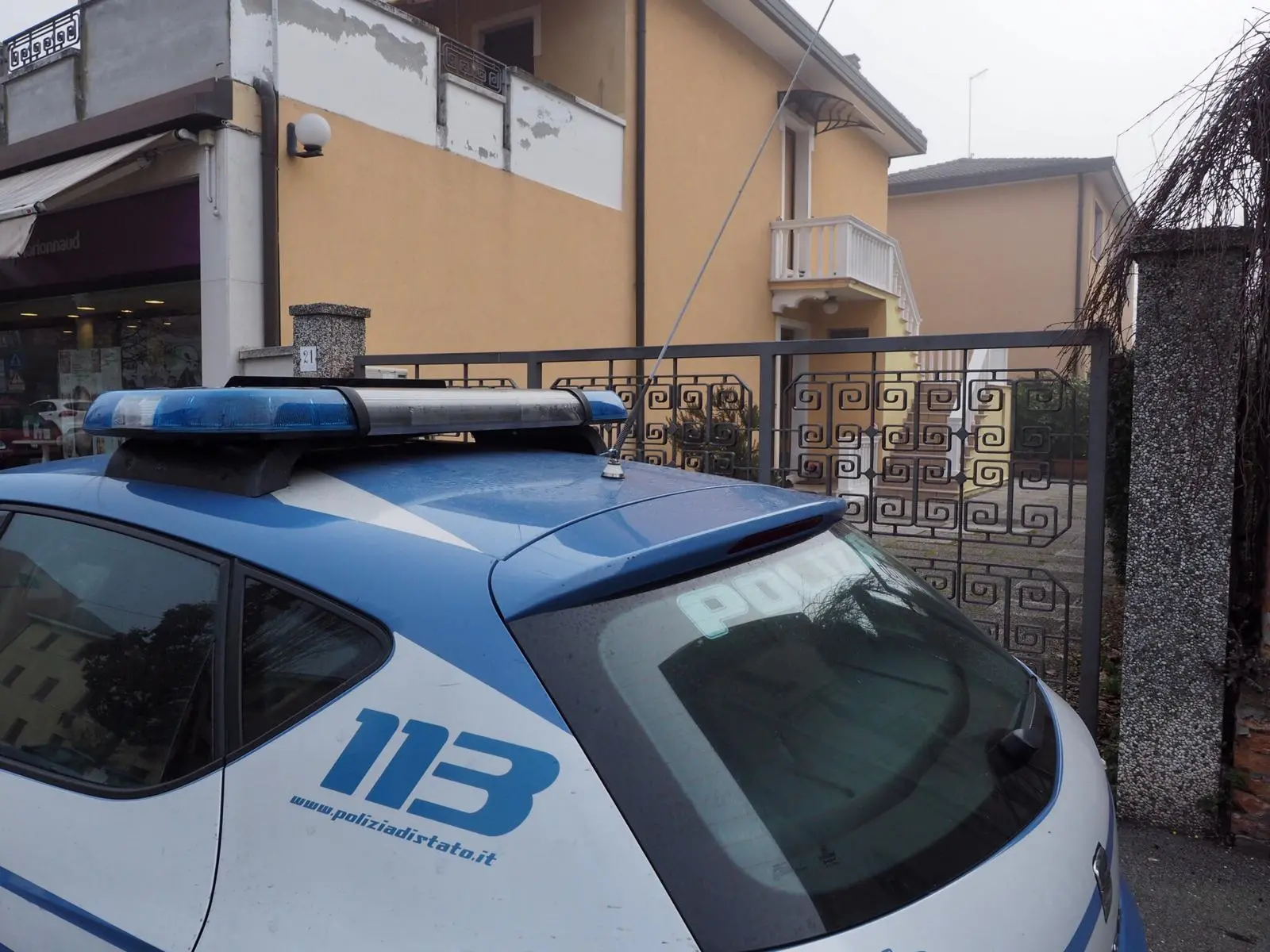 Volante davanti al civico 21 di piazza Mercato, a Marghera, teatro dell'omicidio