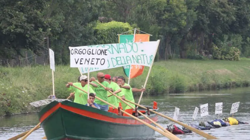 08/08/2015 Dolo - Corteo acqueo di protesta sul Naviglio a un mese dal tornado