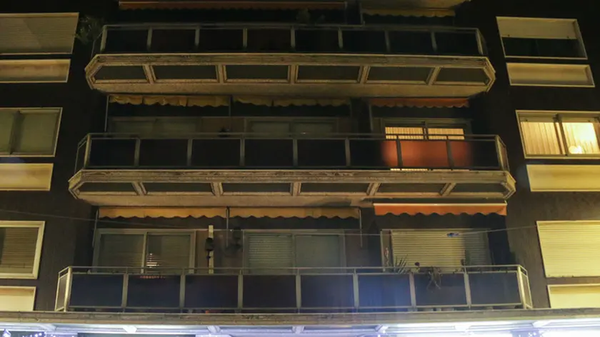 Artico/ Mestre/ Suicidio nel condominio di via Candiani 33