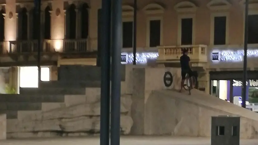 Il ragazzo in bici sopra il monumento di San Donà (foto Tommasella)