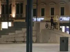 Il ragazzo in bici sopra il monumento di San Donà (foto Tommasella)