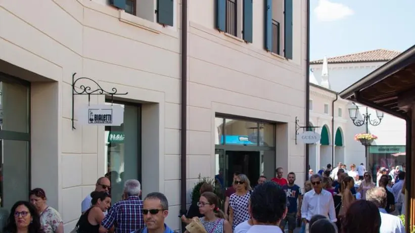 Clienti e turisti affollano l’outlet di Noventa in occasione dei saldi
