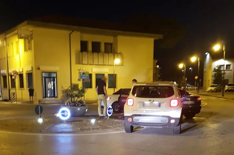 DE POLO - DINO TOMMASELLA - TORRE DI MOSTO - INSEGUIMENTO NOTTURNO IN CENTRO PIAZZA INDIPENDENZA