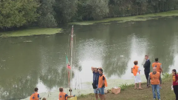 Lorenzo Porcile/Via Passo, Bojon / varo della barca fatta con materiali riciclati