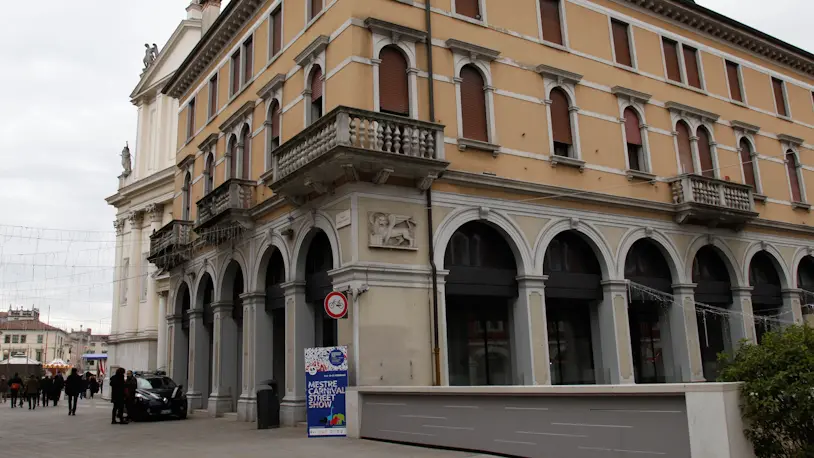 Agenzia Candussi, giornalista Chiarin. Ex Emeroteca in via Poerio Mestre.