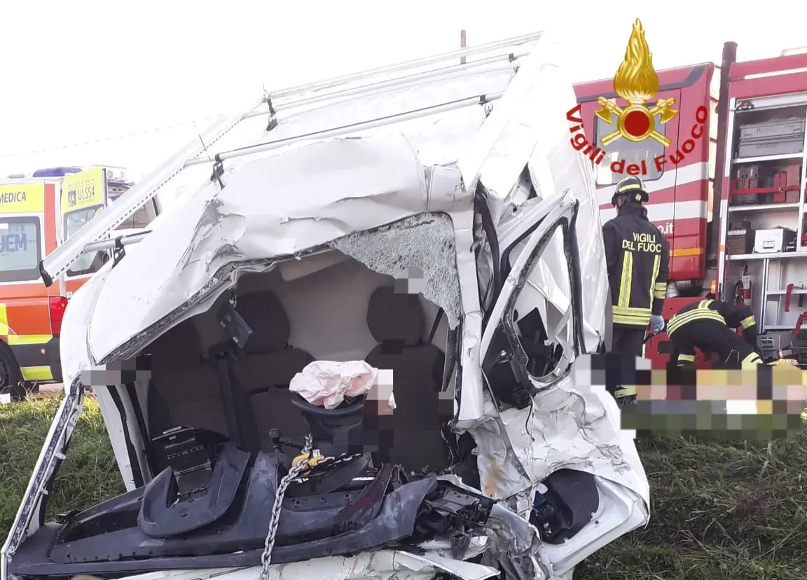 Le tragiche foto dell'incidente in località Staffolo dove una betoniera ha prima centrato un ragazzino di 12 anni in bici e poi si è schiantata contro un furgone, uccidendo le due persone che vi erano a bordo