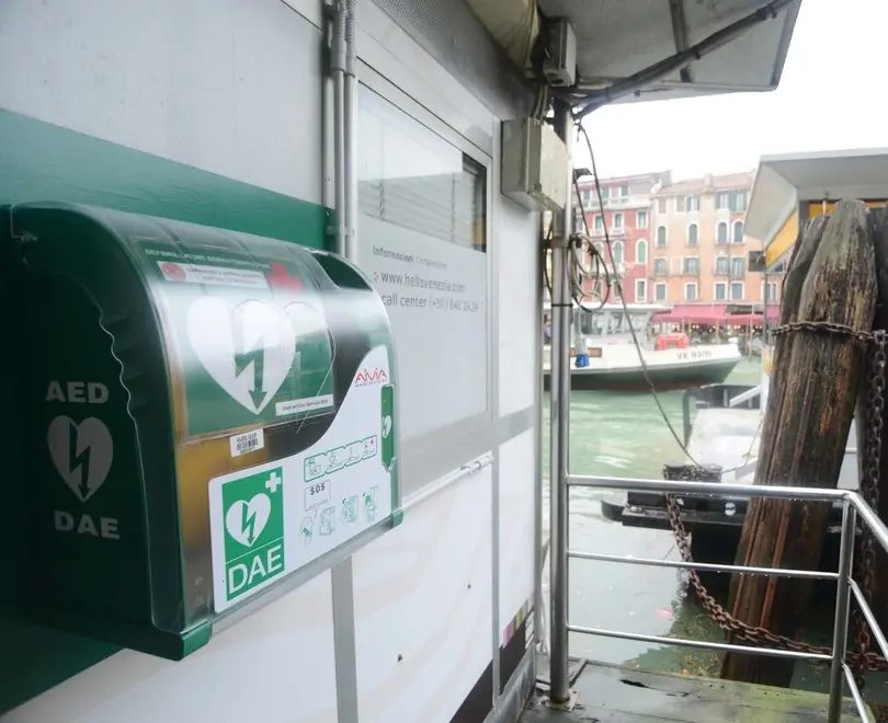Interpress/M.Tagliapietra Venezia 11.01.2014.- Inaugurazione Punto di primo soccorso. Piazzale Roma. Posizionamento defribillatore Pontile actv di Rialto.