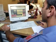 20050524 - ROMA - CRO - PEDOPORNOGRAFIA: SITO WEB SEGRETO,186 INDAGATI IN 16 REGIONI. Nella foto di archivio un carabiniere mentre attiva il motore di ricerca sui vari siti di pedofilia caricati su Internet. Scaricavano da un sito Internet 'segreto', non presente nei motori di ricerca web e al quale si poteva avere accesso soltanto con una password, filmati con bambine di eta' compresa tra i 4 e gli 8 anni vittime di abusi sessuali e sevizie. E' l'accusa contestata a 186 indagati in 16 regione italiane nei confronti dei quali sono in corso perquisizioni compiute da polizia postale, carabinieri e guardia di finanza nell'ambito di una vasta operazione contro la pedofilia e la pedopornografia.....FRANCO SILVI/ARCHIVIO - ANSA - KRZ - Pedofilia sul web, raffica di indagati - Controlli sui siti dei pedofili - Un computer - L'uomo cercava le giovani sul web